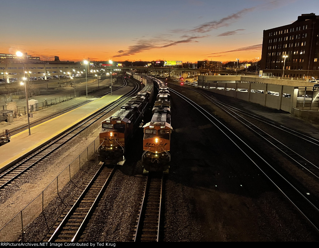 BNSF 5907 passes BNSF 7664